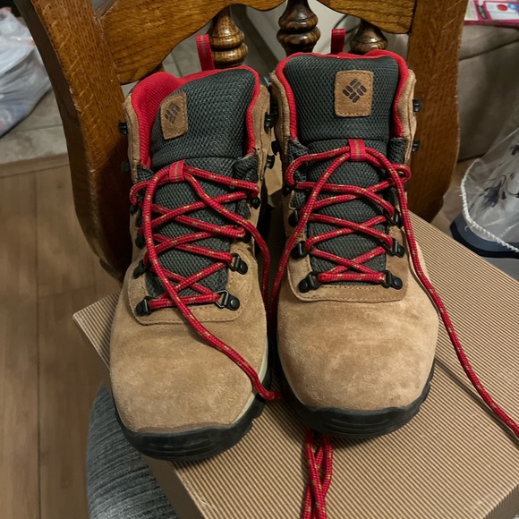 Men’s size 10 Columbia Winter Suede boots